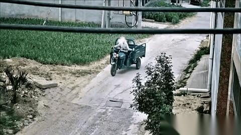 那件破旧的红上衣，就扔在黑黢黢的洞口边上，特别扎眼。
几分钟前，盖着洞口的铁板，