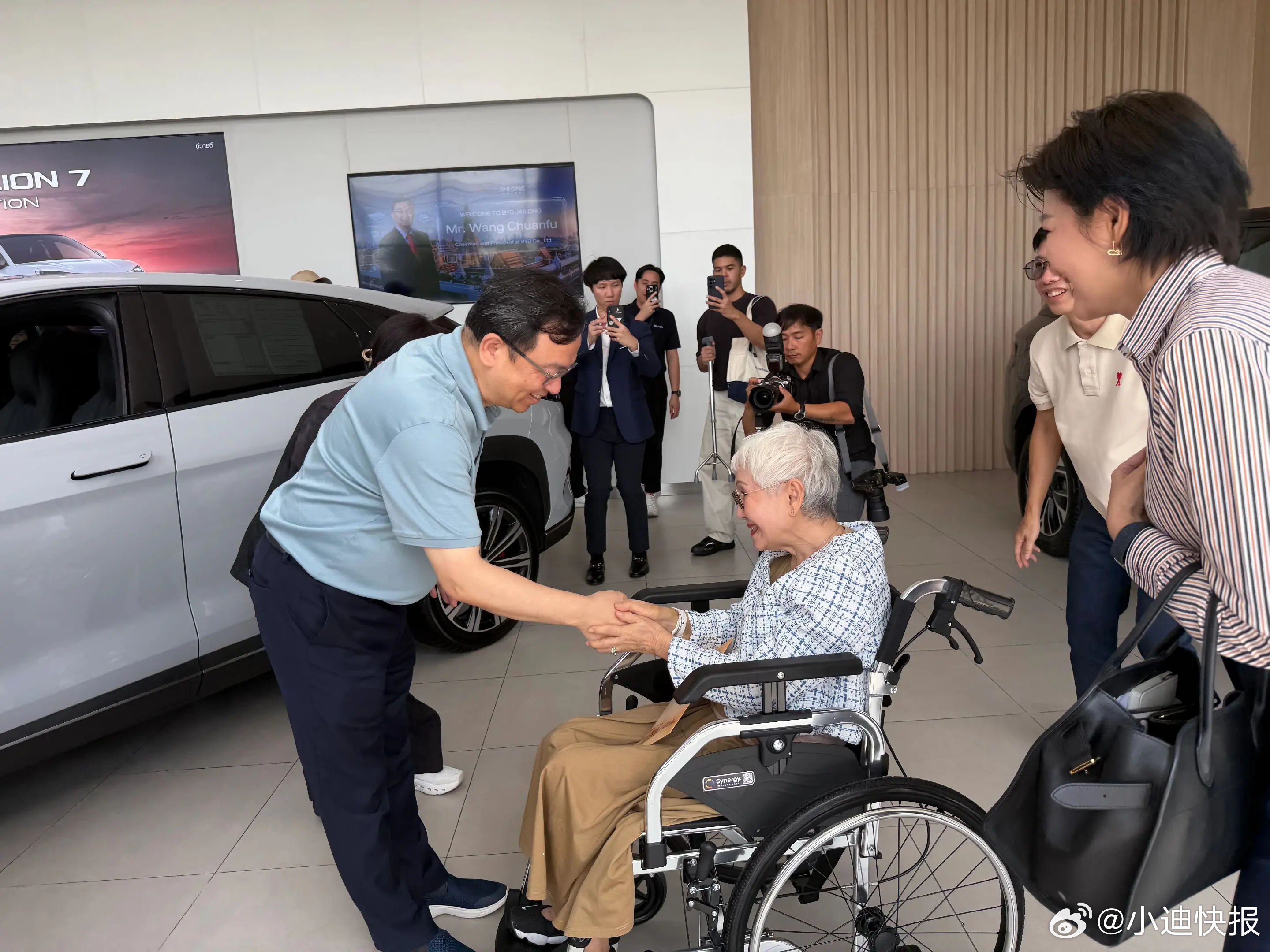 比亚迪总裁王传福为电影《给阿嬷的情书》谢南枝扮演者乌萨・塞姆坎交车，乌萨・塞姆坎