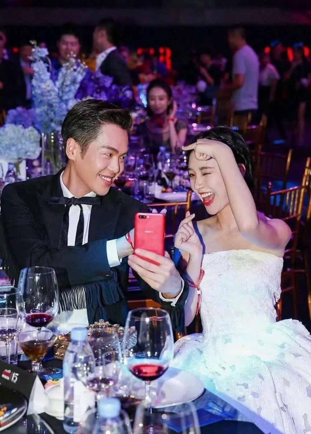 唐艺昕张若昀 龇牙咧嘴夫妇 爱笑唐艺昕被王濛调侃每天龇牙咧嘴，有张若昀当老公，换