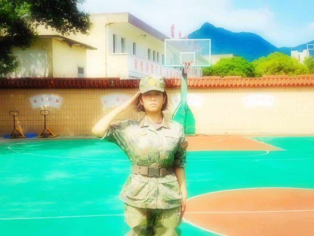 #前线熄灯号[超话]##军营晚点名##人民前线##致敬中国女兵# 人的青春只有一