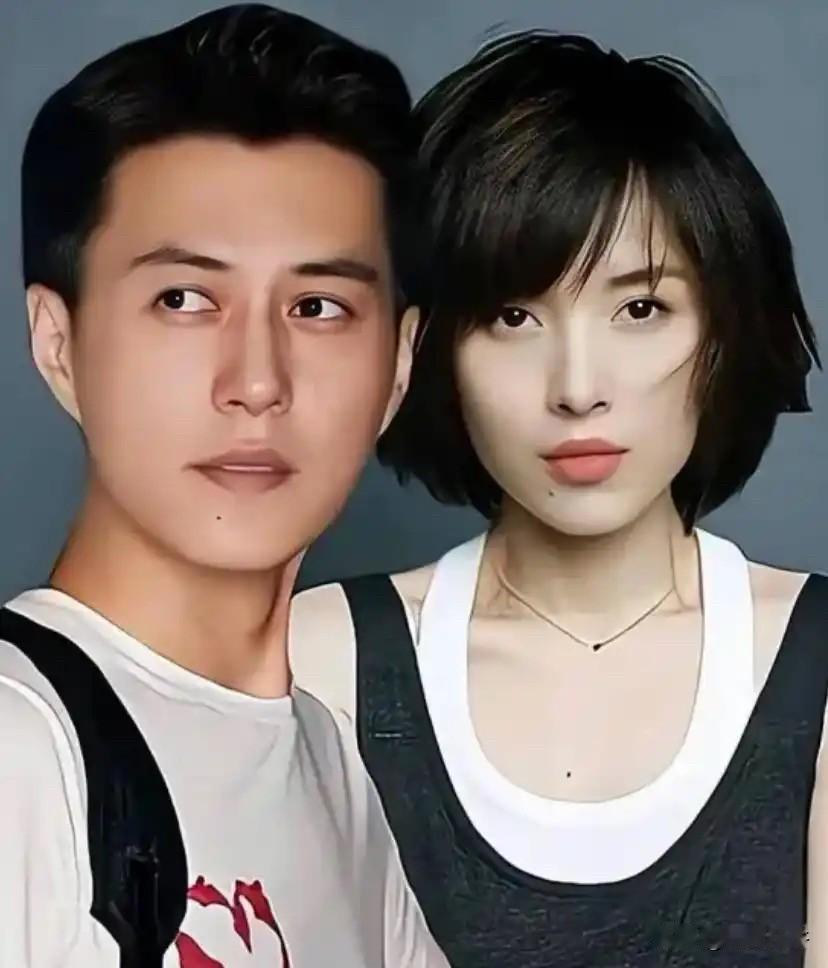 当年靳东不顾全家反对，执意要娶二婚的李佳时，父亲气得在济宁老家拍桌大骂。谁也没料