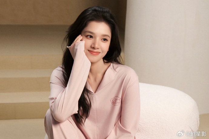 张婧仪居家感穿搭  张婧仪居家感穿搭真的是好美好温柔呀，粉色仿佛带来了这个春天独