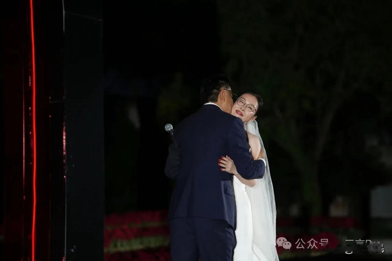张朝阳俞敏洪出席李国庆婚礼！ 当当网李国庆与张丹红的婚礼现场图，两人真是郎才女貌