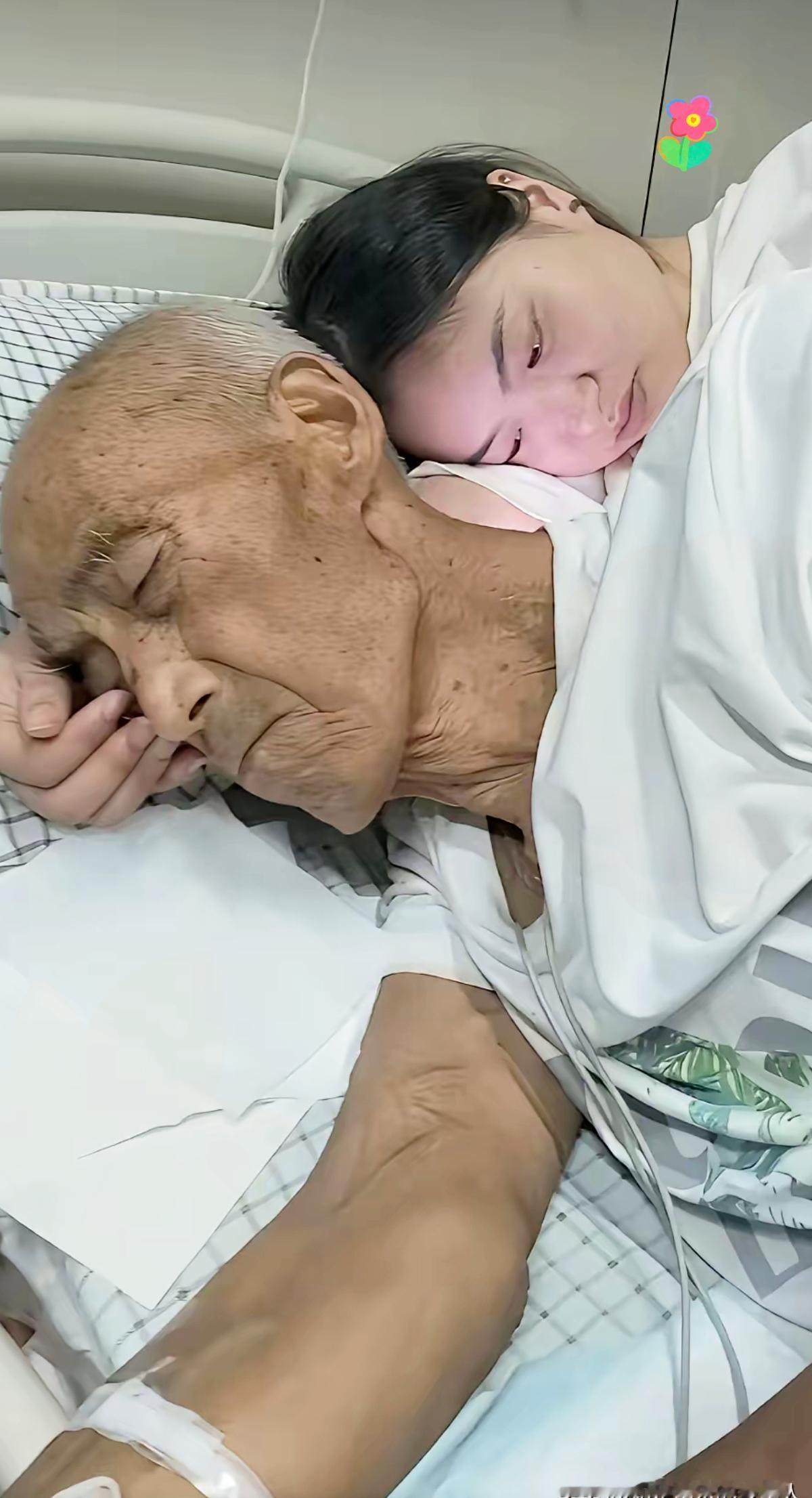 爷爷住院那段时间，隔壁病床的人都看得清清楚楚，孙女没来之前，老人根本没法踏实入睡
