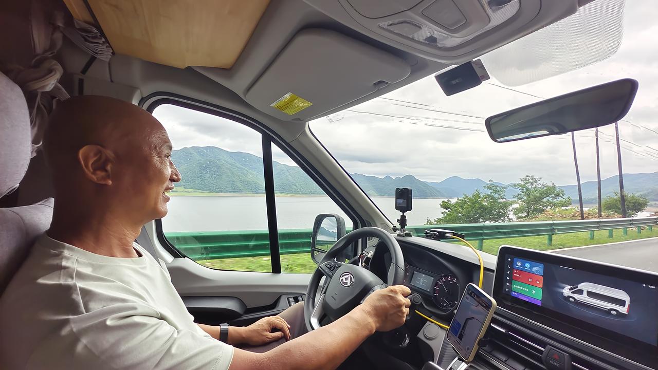 和小胖这四年舍近求远，云南、海南、新疆到处玩，反而东北的美景没看全。
一直以为东