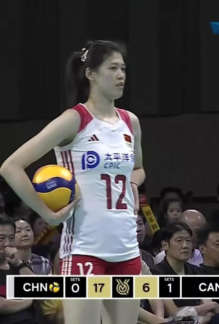 女排奥预赛，中国—加拿大
第二局，李盈莹一槌定音25：13扳回一局。
王梦洁的防