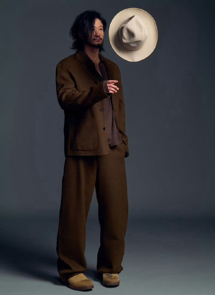 吴京成熟魅力写真 52岁的吴京 这组照片建议打印出来挂在墙上：这就是中国男人五十