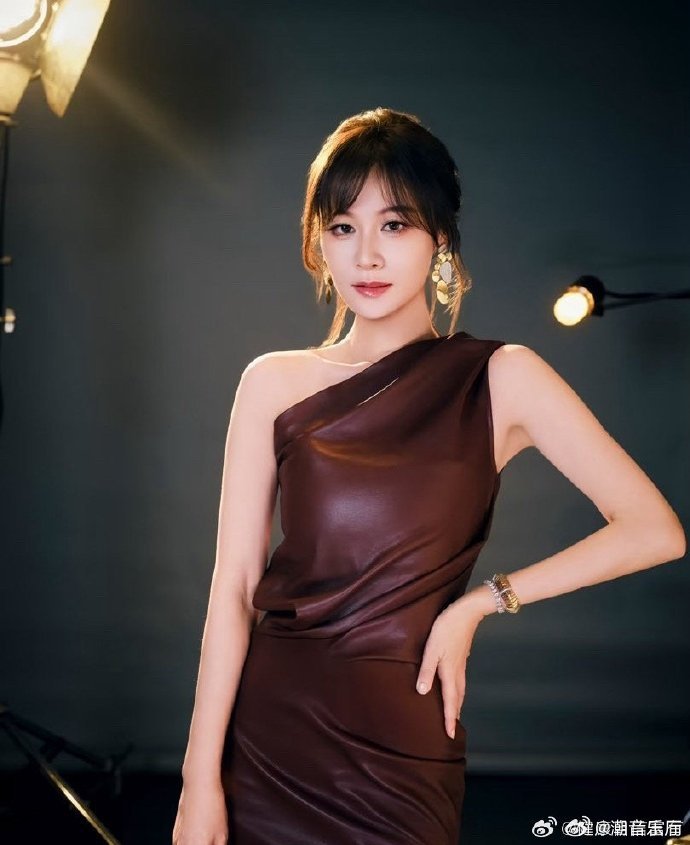 叶一茜范玮琪侯宇何宣林一组甜嗓与稳嗓搭配，飒爽与灵动碰撞，舞台张力十足。乘风20