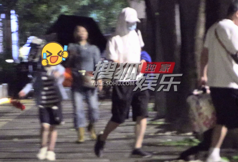 葛优什么时候有儿子了葛优带儿子出门吃饭  近日某晚，葛优带儿子外出吃饭。葛优穿着