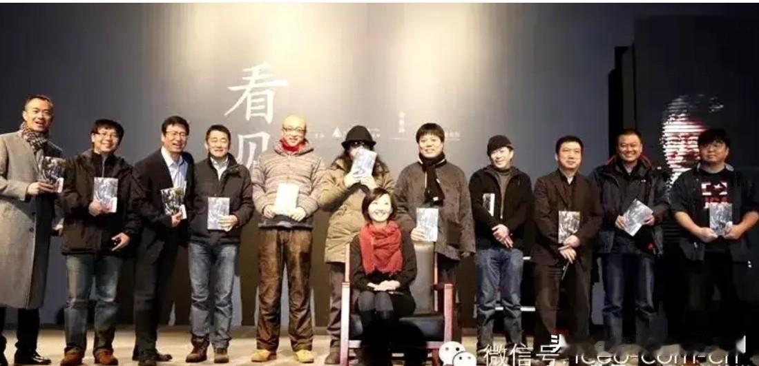 一个成功的女人照相后面总是陪衬着一群男人。