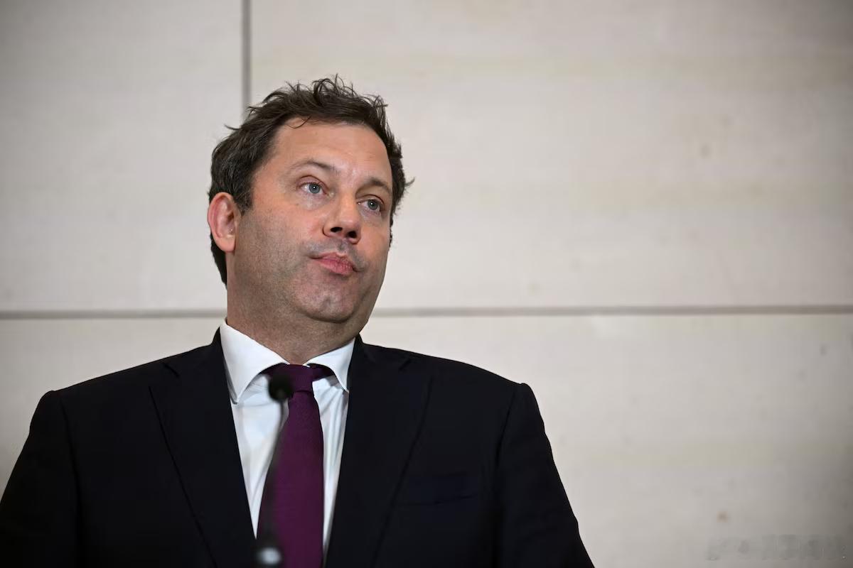 【德国财政部长兼副总理启程前往中国，寻求就贸易紧张局势展开对话】[对俄乌冲突起决