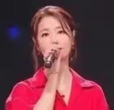林心如这套红色衬衫长裙造型，出自2026年9月20日在澳门举办的“湾区升明月”大