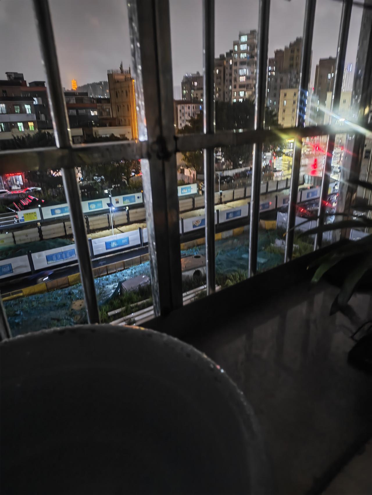 谁能想到深圳今天的雨下了这么长这么大，本以为下午雨渐渐小了，到了晚上雨就应该停了