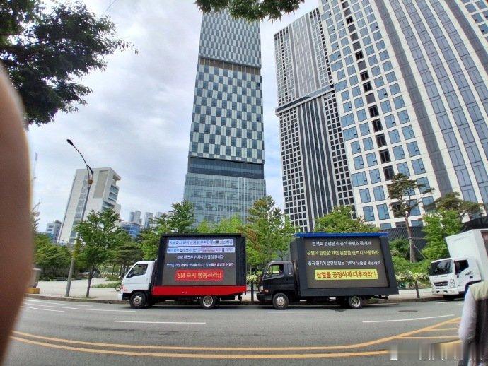 朴灿烈粉丝卡车维权 朴灿烈粉丝卡车维权，在巡演上看到他真的很累都在坚持 朴灿烈粉