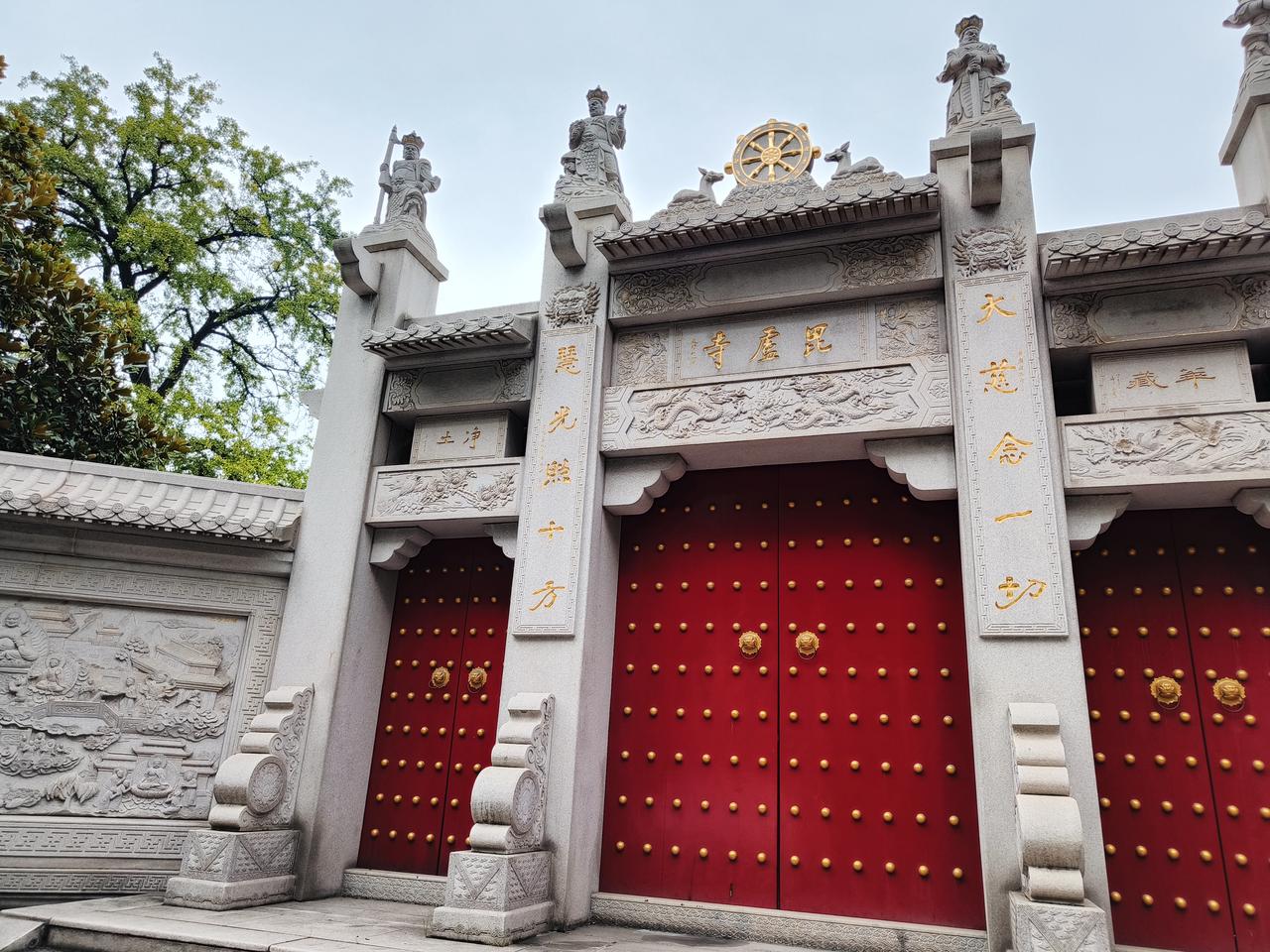 今天想去南京毗卢寺转转，走到门口，感觉佛光普照也照不到我，因为我不配！净土别被我