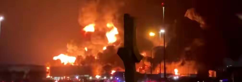 路透社：沙特阿美石油设施发生冲天火灾。