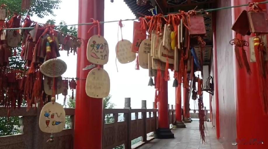 葛山丹灶映霞红，红丝带系祈愿浓。仙风拂过千年韵，平安喜乐绕心胸，福寿绵长岁岁同。