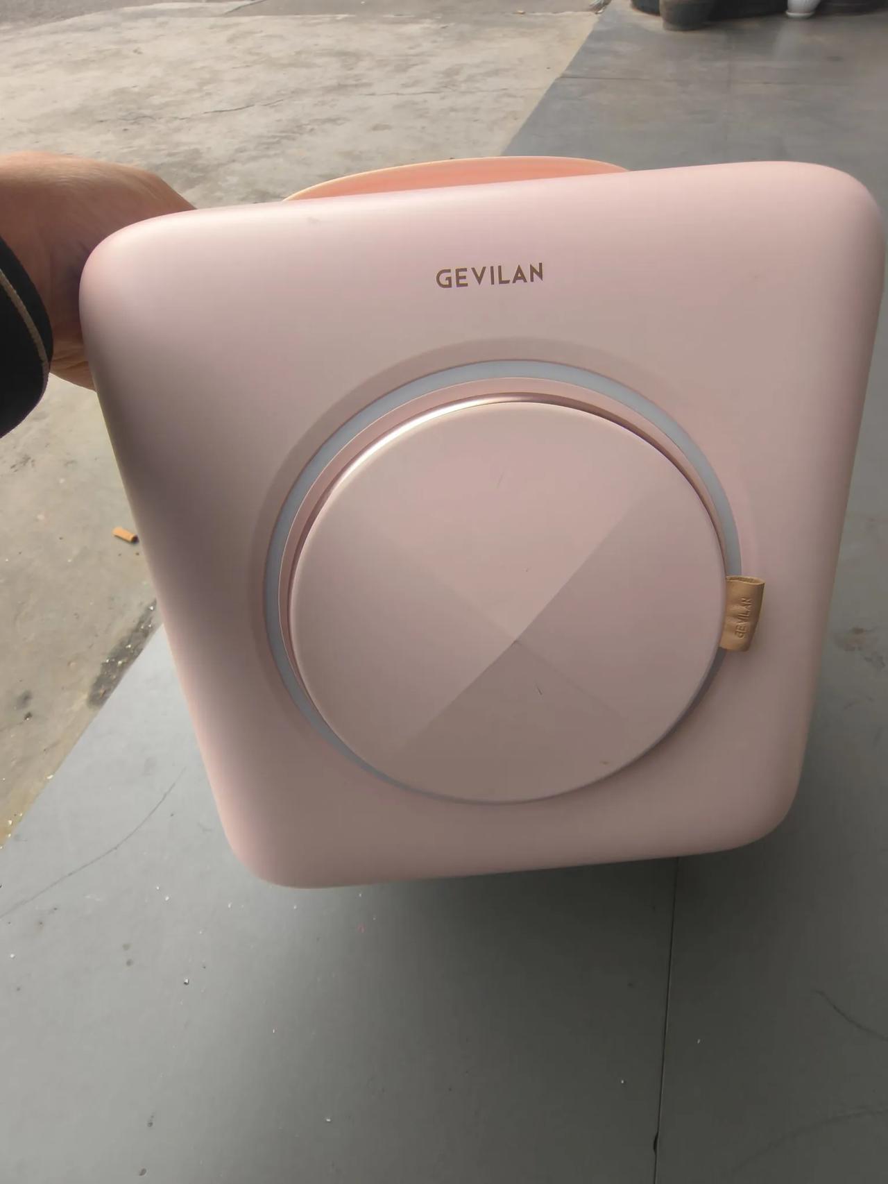 世界上最好挣的就是女人的钱
尤其是美妆类型的
刚刚朋友拿来这个化妆冷藏冰箱
说是