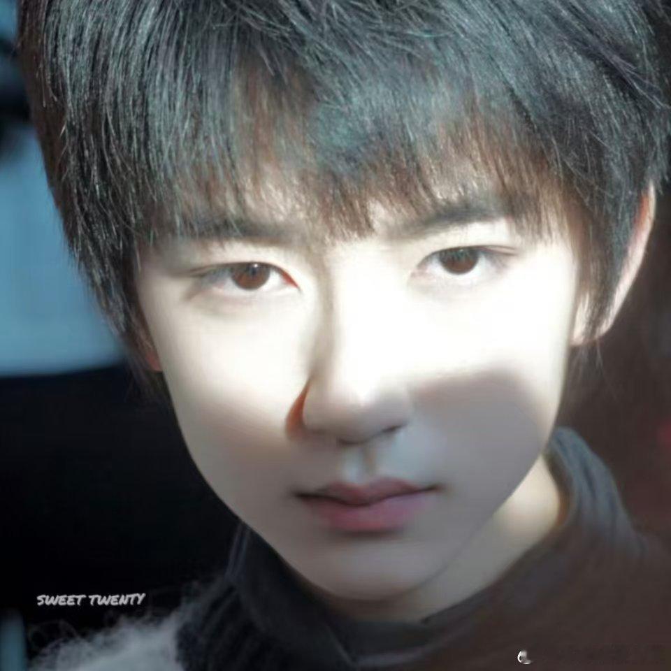 徐志胜眼睛还没贺峻霖卧蚕大谁安排的同框对视啊！徐志胜眼睛直接被贺峻霖卧蚕比下去，