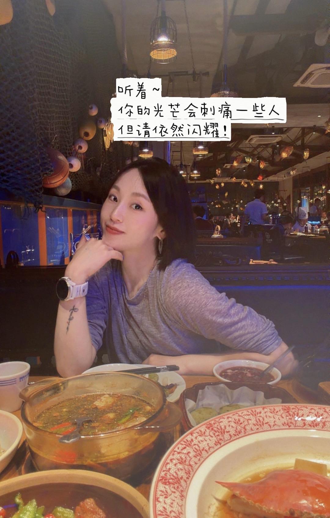 她留短发淡的妆身上茉莉花的香 探店 杭州 周末喝酒 吃饭