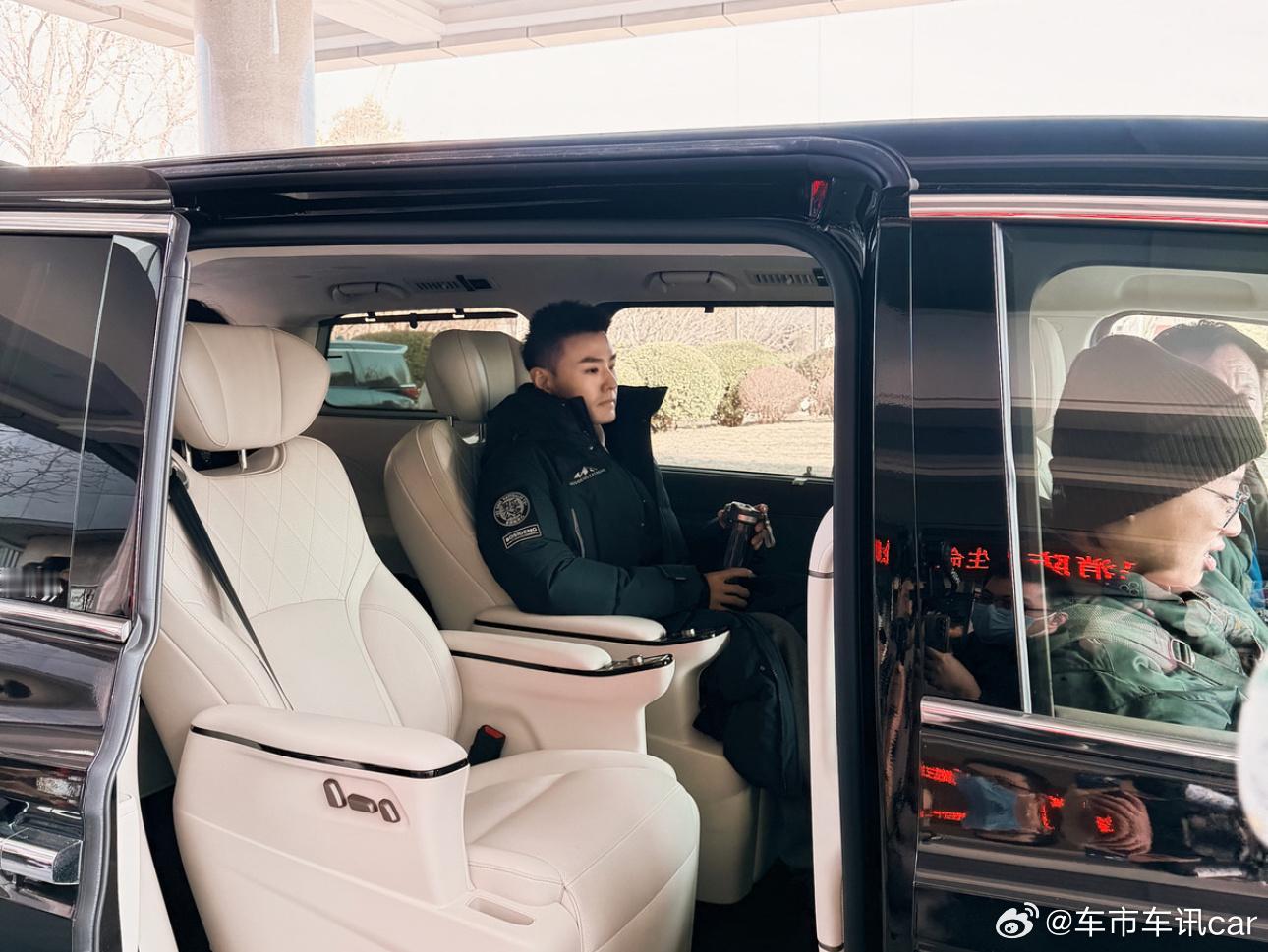 黄子弘凡、胡先煦、秦海璐、周深、姜妍、邓男子、张钧甯、刘涛、胡德夫来央视春晚三彩