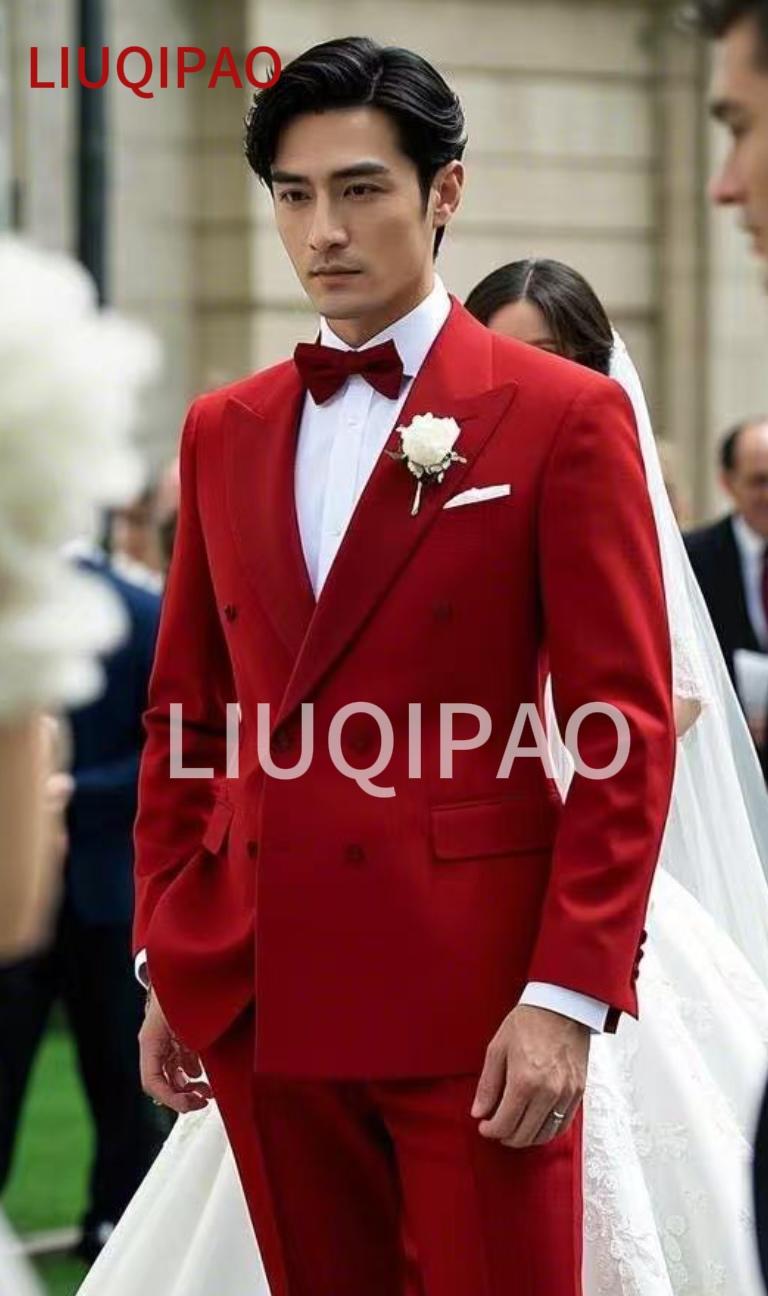 新郎穿着红色西装，神气十足。