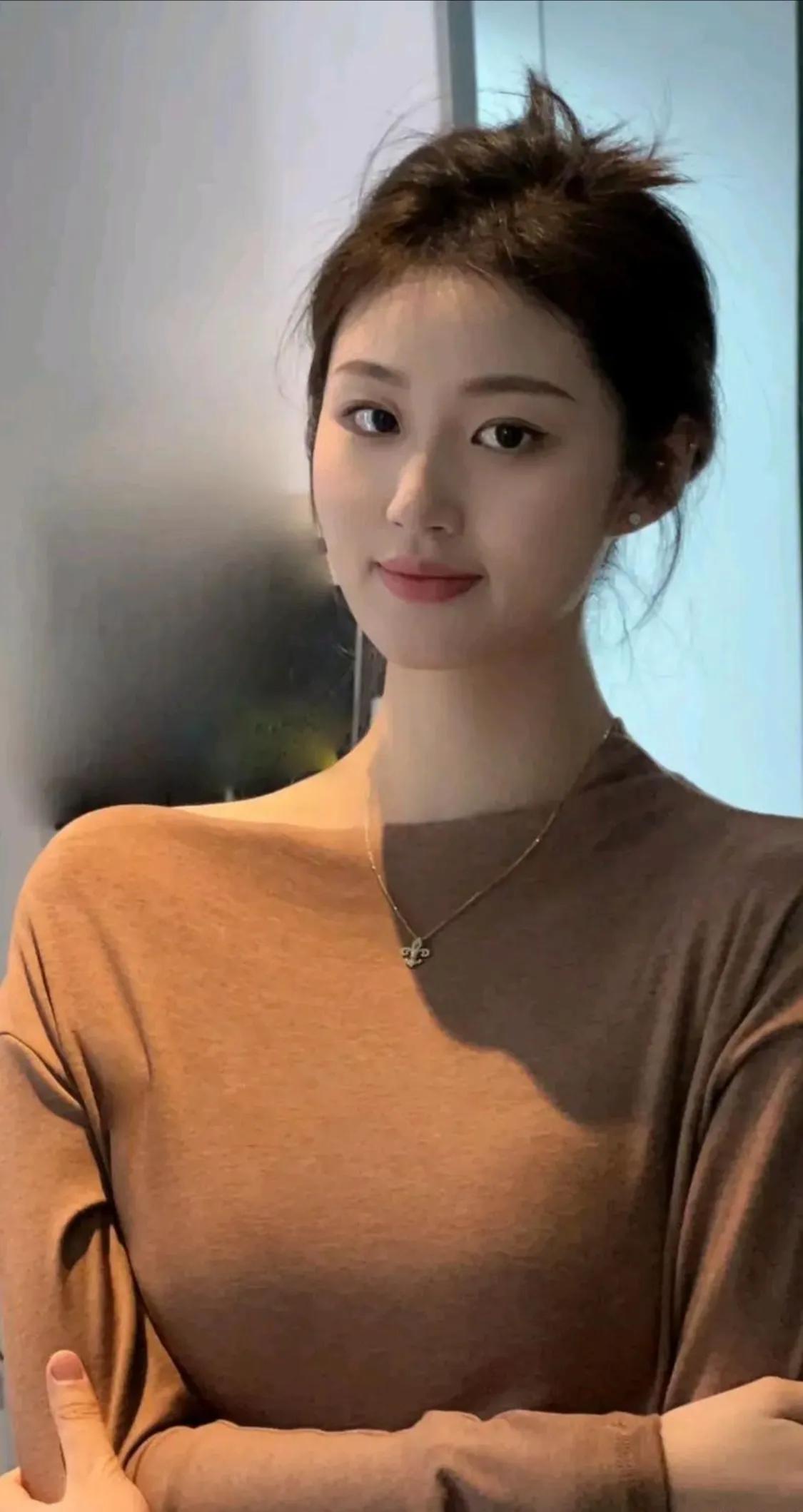 去医院孕检，排在我前面的是一对夫妻，男的急切的问医生：“大夫她现在六个月了还可以