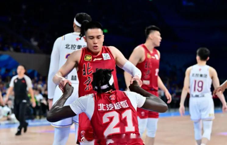 奥莫特后轮到他！连破产版洛夫顿都不如，北京想冲冠此人必须换？这个休赛期，北京男篮