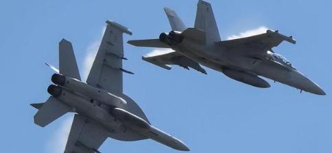 两架战机在空中“合体”砸向地面，2亿美元瞬间烧光，这不是特效，是美军航展的真实一