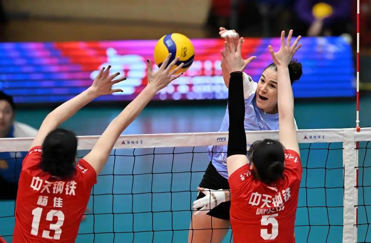 昨天进行的女排超级联赛A级常规赛第11轮一场焦点战，由天津女排对阵江苏女排，天津