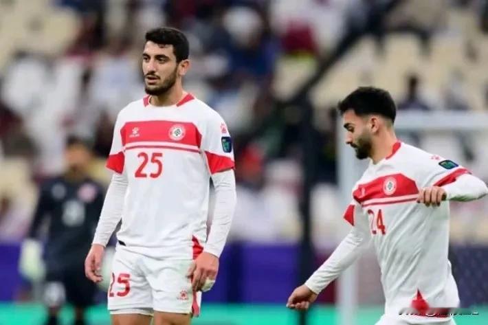 国足战黎巴嫩就别让武磊首发了，不是武磊不行，而是国足没有能组织的中场，后场开大脚