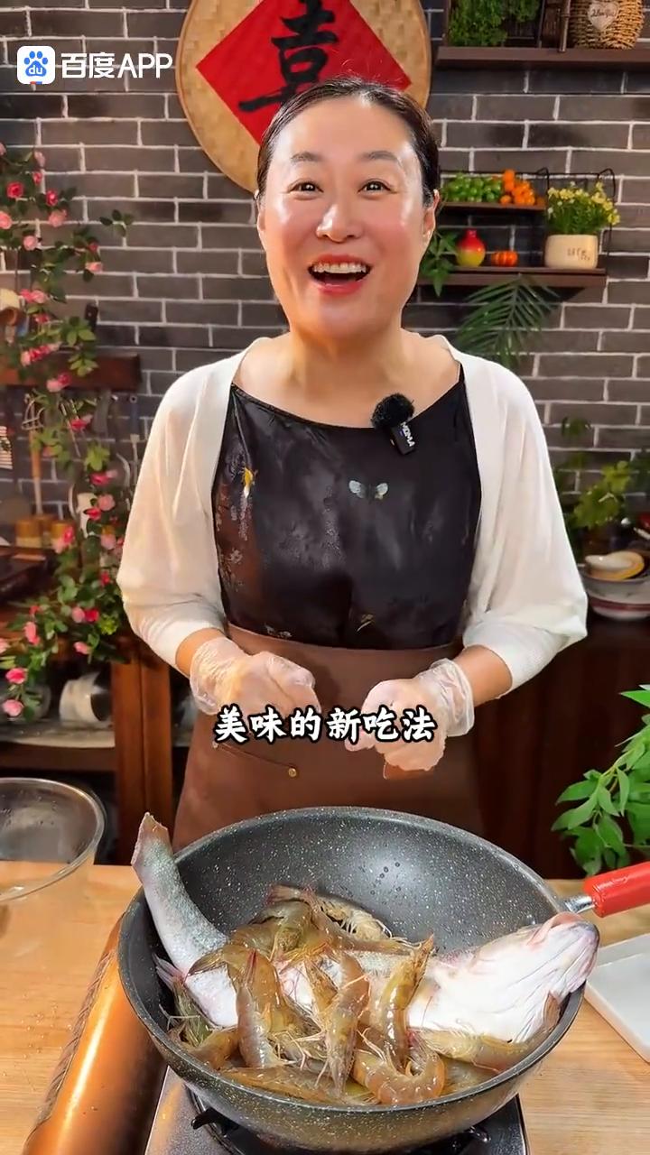 大家注意看，把鲈鱼跟大虾倒入锅中，出锅之后就是这道菜营养美味的新吃法。能好吃吗？