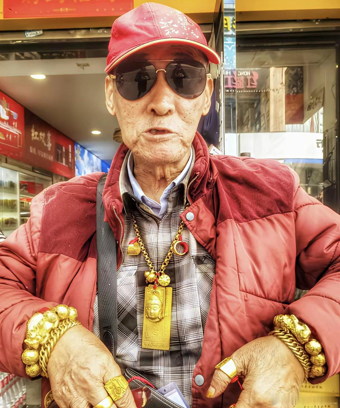 这位大叔真毒啊！当年黄金才200～300多一克时，一大叔咬牙囤了2000克，算下