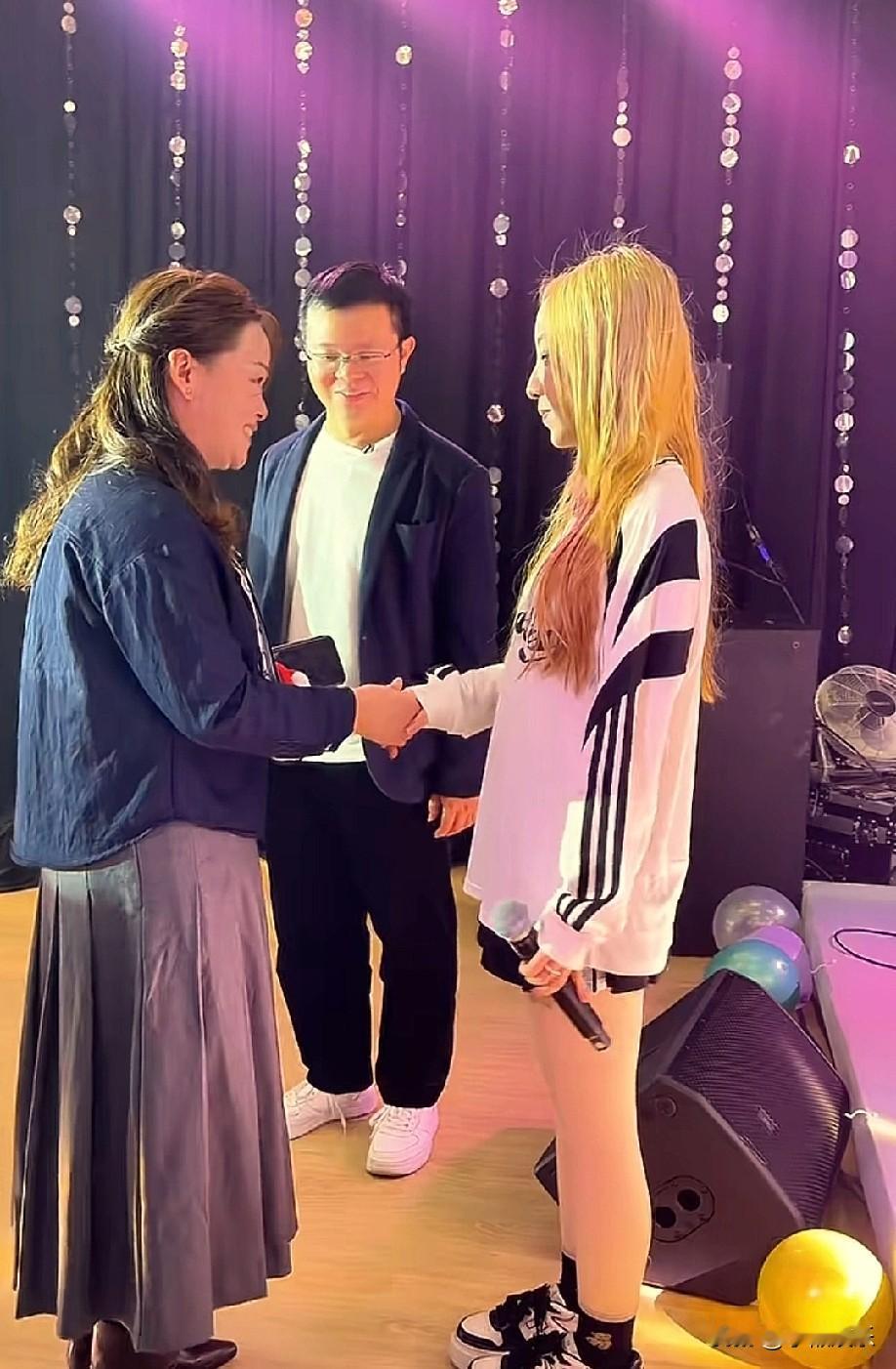 周阿姨选的歌手背景太强大了，就连金哥都羡慕，他还夸周阿姨有眼光。

说完，金哥也