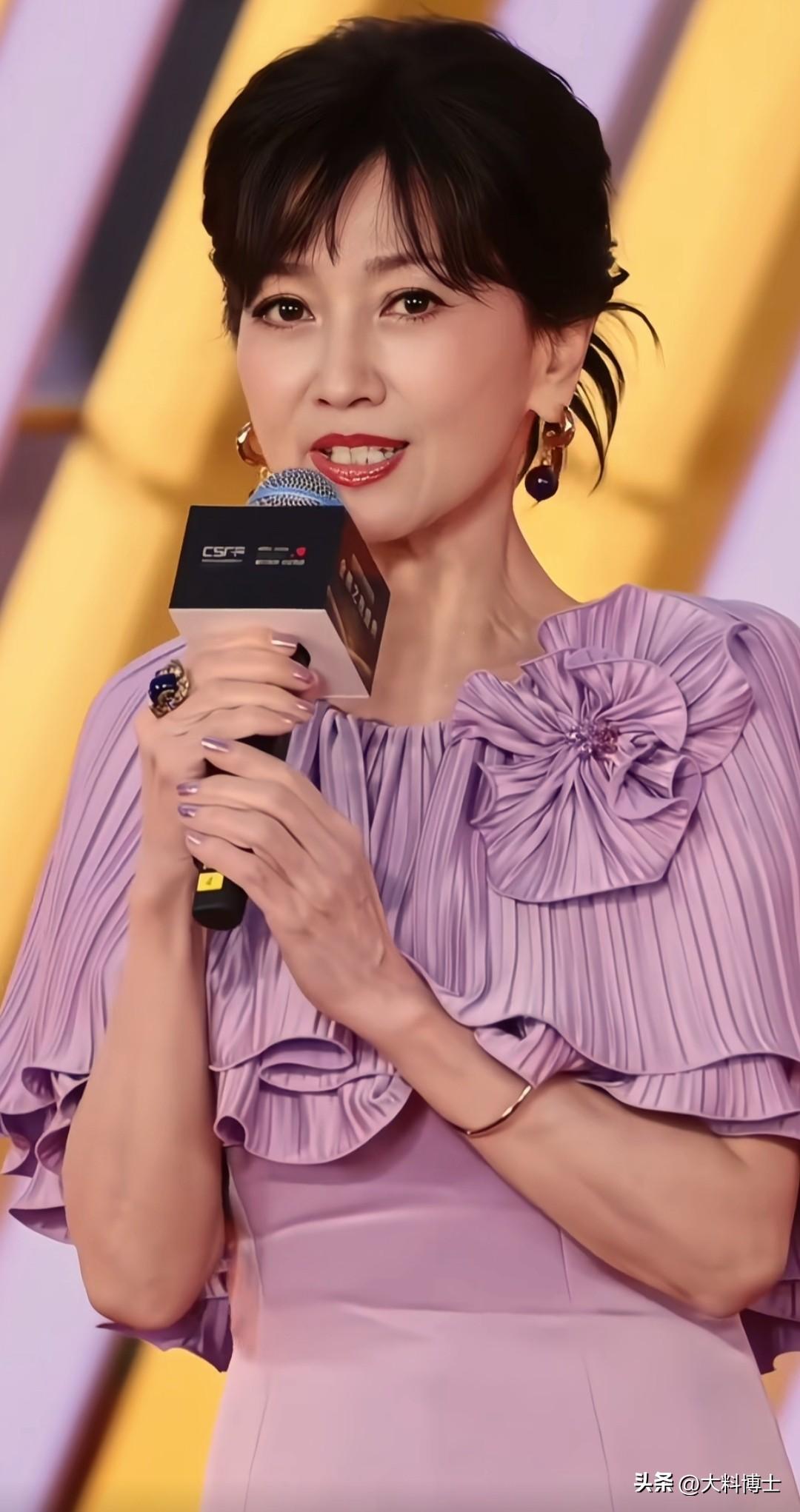 72岁赵雅芝穿这套紫色修身裙子，让人迷糊的感觉有点假。

近日，赵雅芝一组活动生