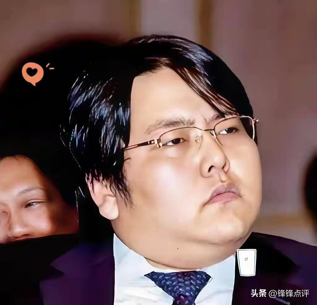 这个肥头大耳的李兆会失踪了？
据说2018年就失联了。
普通老百姓失联了都会有家