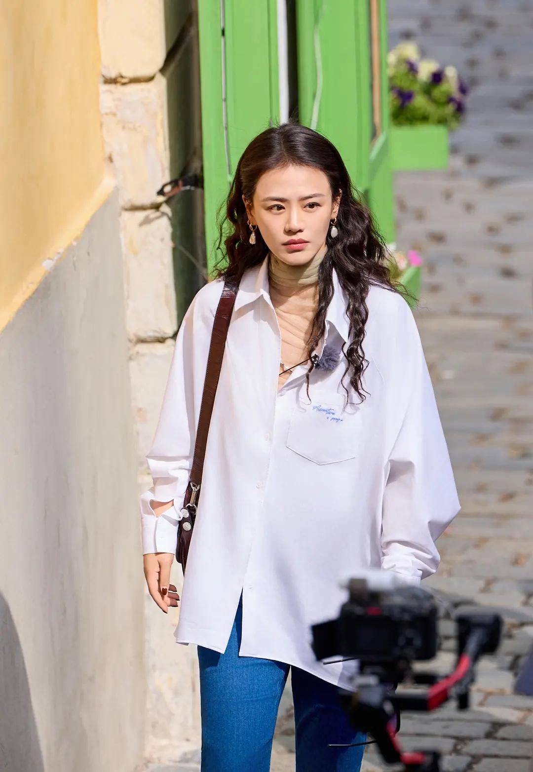 《花儿与少年7》里，最让人圈粉的当属马思纯了！

她可不是靠颜值出圈，而是那份细