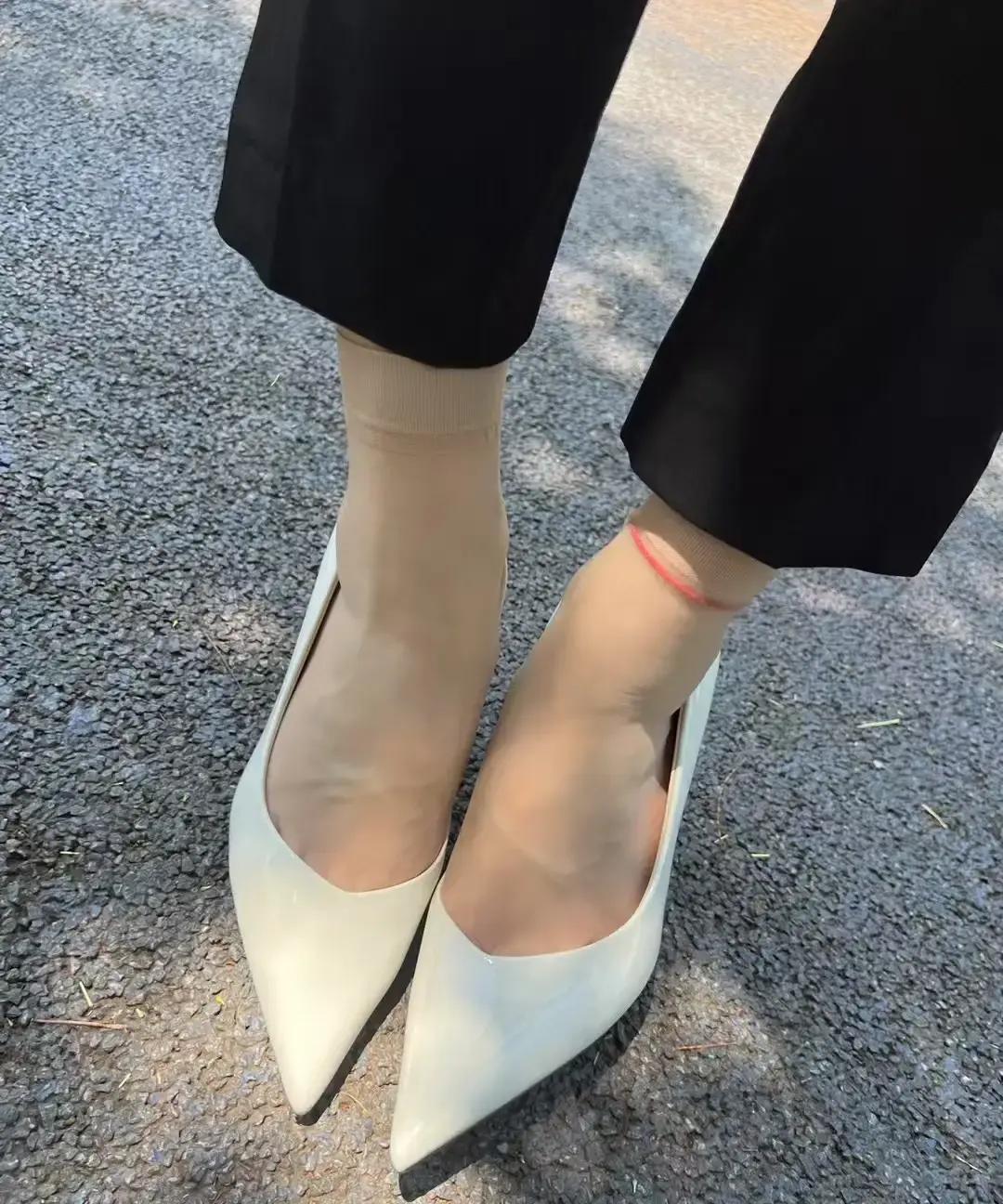 5cm以上，脚先罢工
 
试过8cm的姐妹都懂，走两步像踩刀尖。研究说脚掌压力在