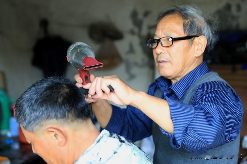 大爷花10元剃头后满头伤口不忍追责 天津这位67岁大爷的事儿，真让人五味杂陈。大
