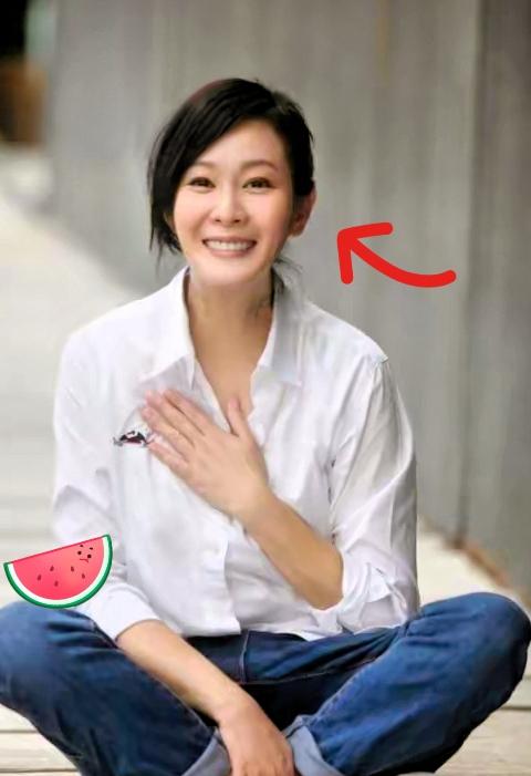 很多人都听过刘若英
婚前约法三章的故事！
网传亿万富豪丈夫、68亿身家，其实大多