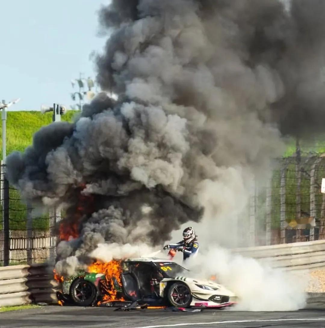 9月5日，China GT上海站GT3组别第一回合进行到第7圈时发生多车碰撞，9