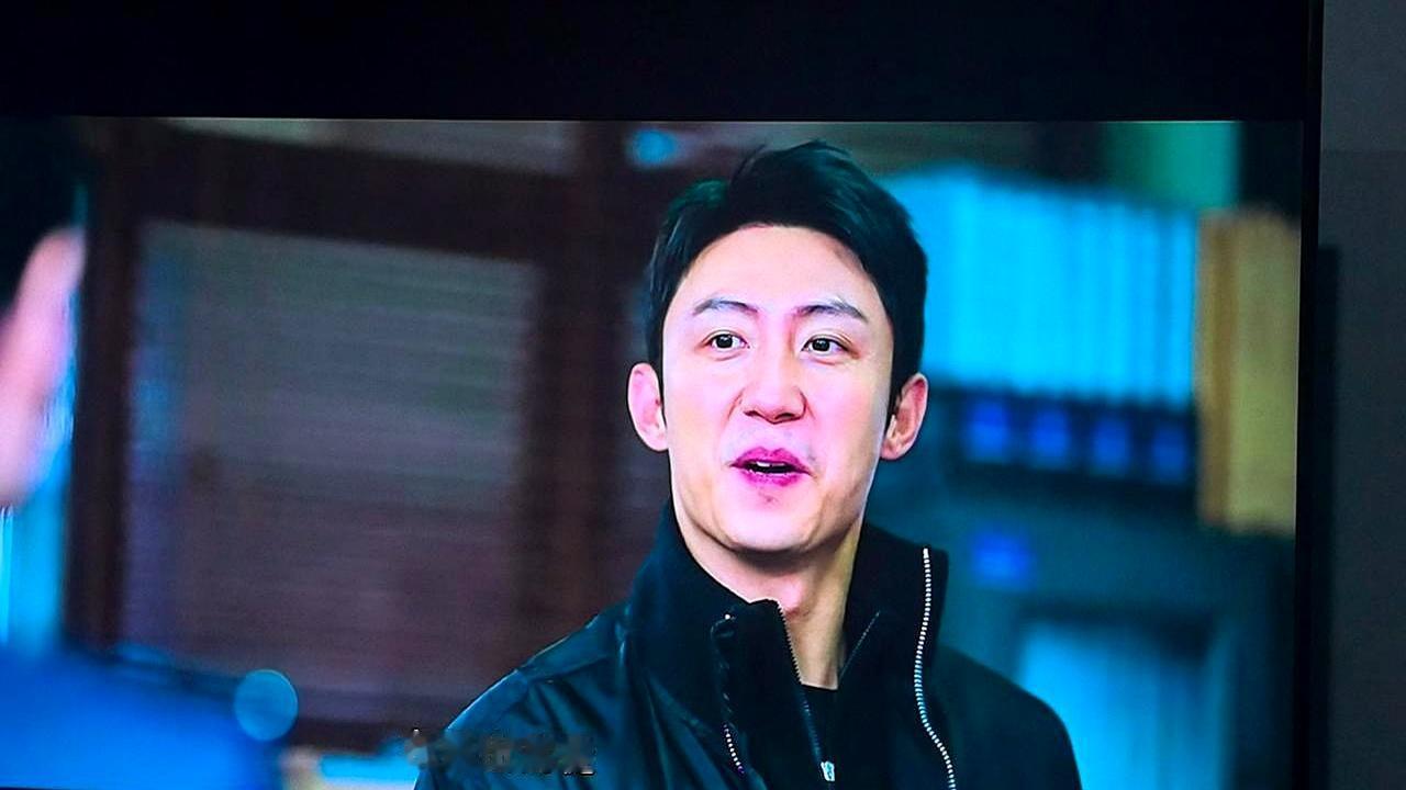 “福龙”今天像打了鸡血，量能飙20%，MACD金叉一闪，黄金分割线眼看要破，网友