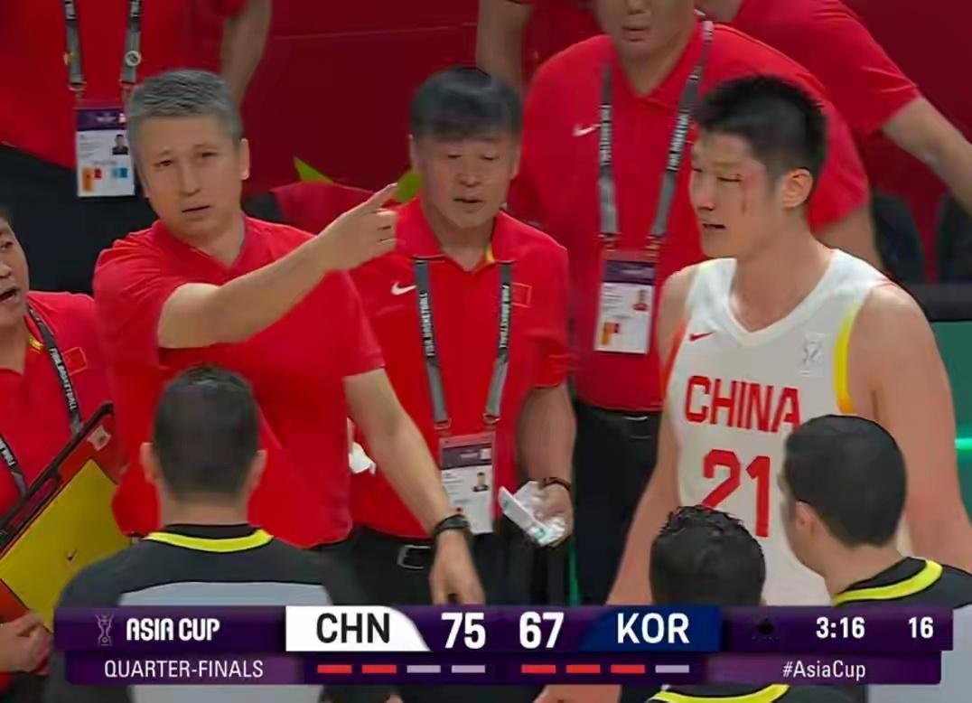 韩国第三节17次罚球，胡金秋惨遭肘击不算犯规[摊手][摊手]韩国场上7打5，但最