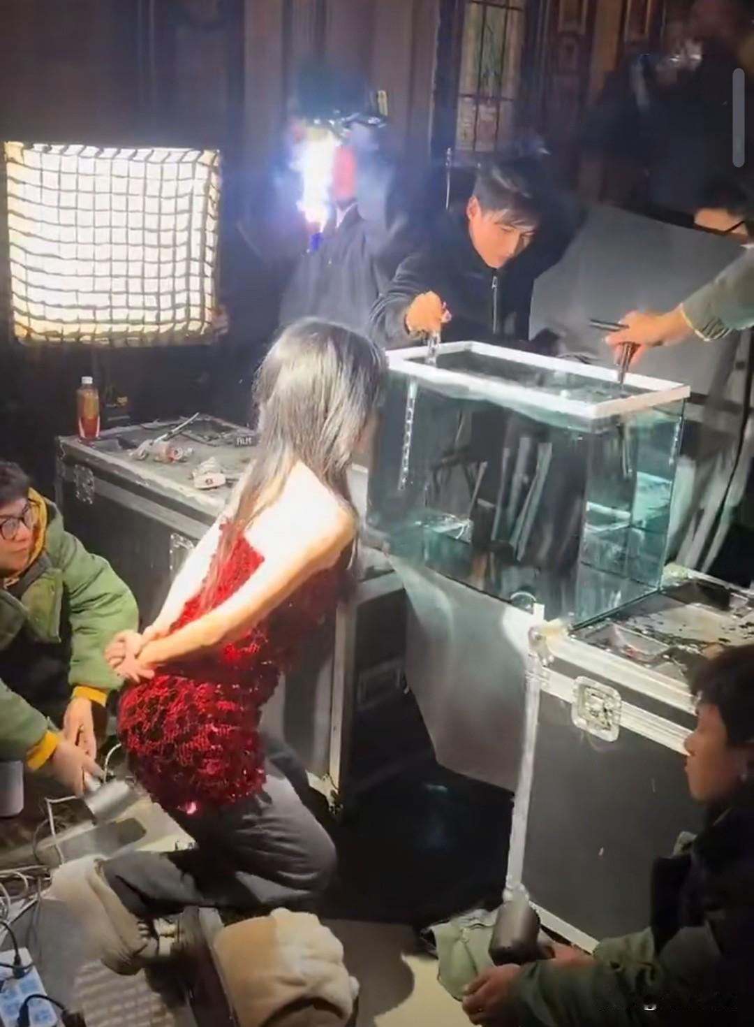 原来短剧女主被浸在水里的戏是这样拍的  ​​​