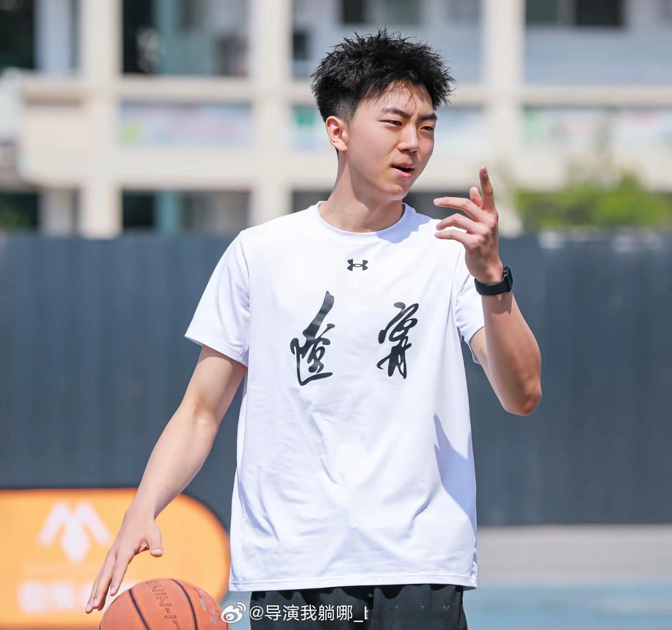 早日康复，何佳轩在昨天对阵上海队比赛中遭遇肩部伤势将缺席全运会剩余比赛，辽宁U2