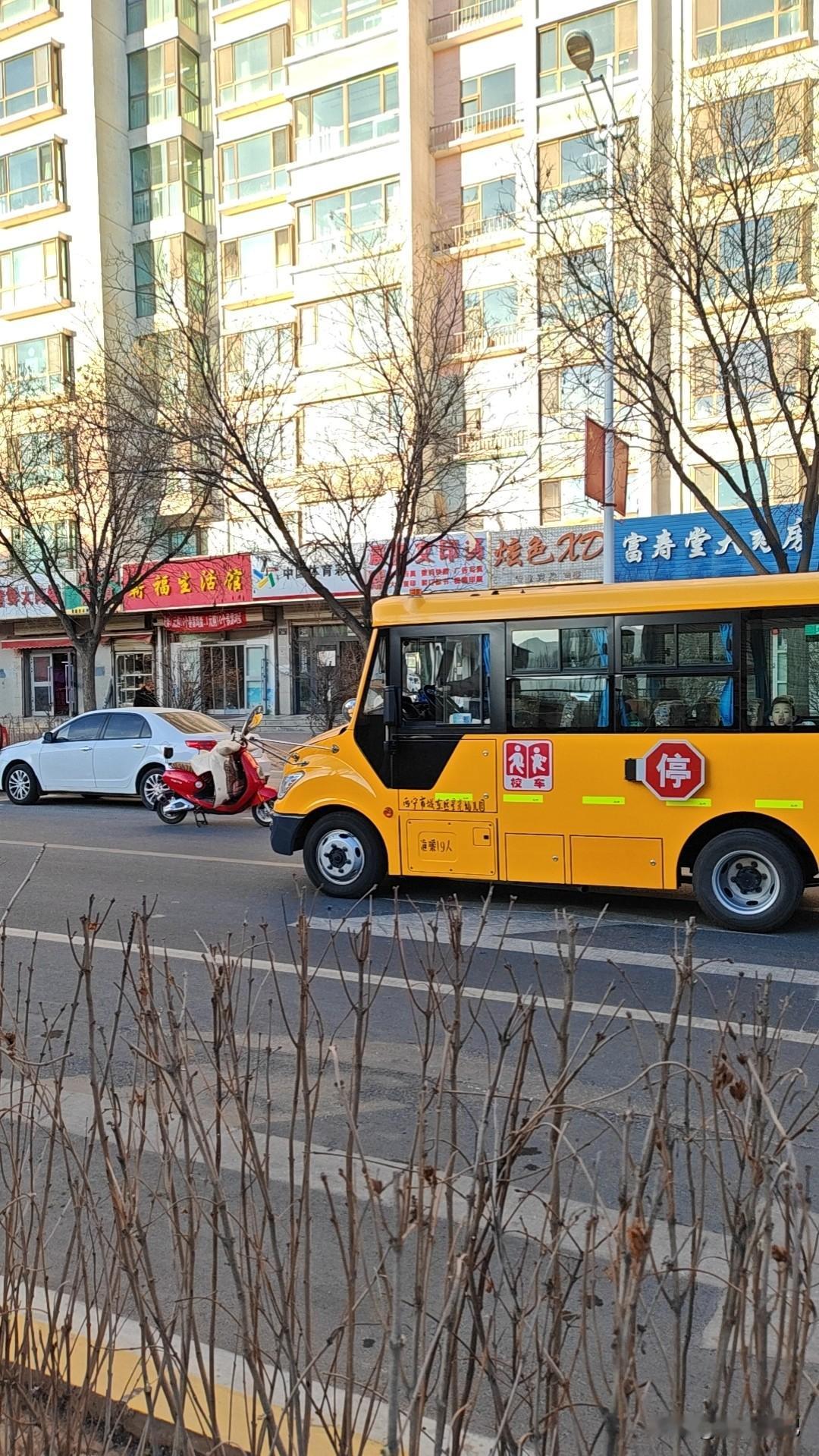 最近走在家乡的这个街道上，随便拍了这样的一个实拍图，大家注意看我们所在的家乡，这