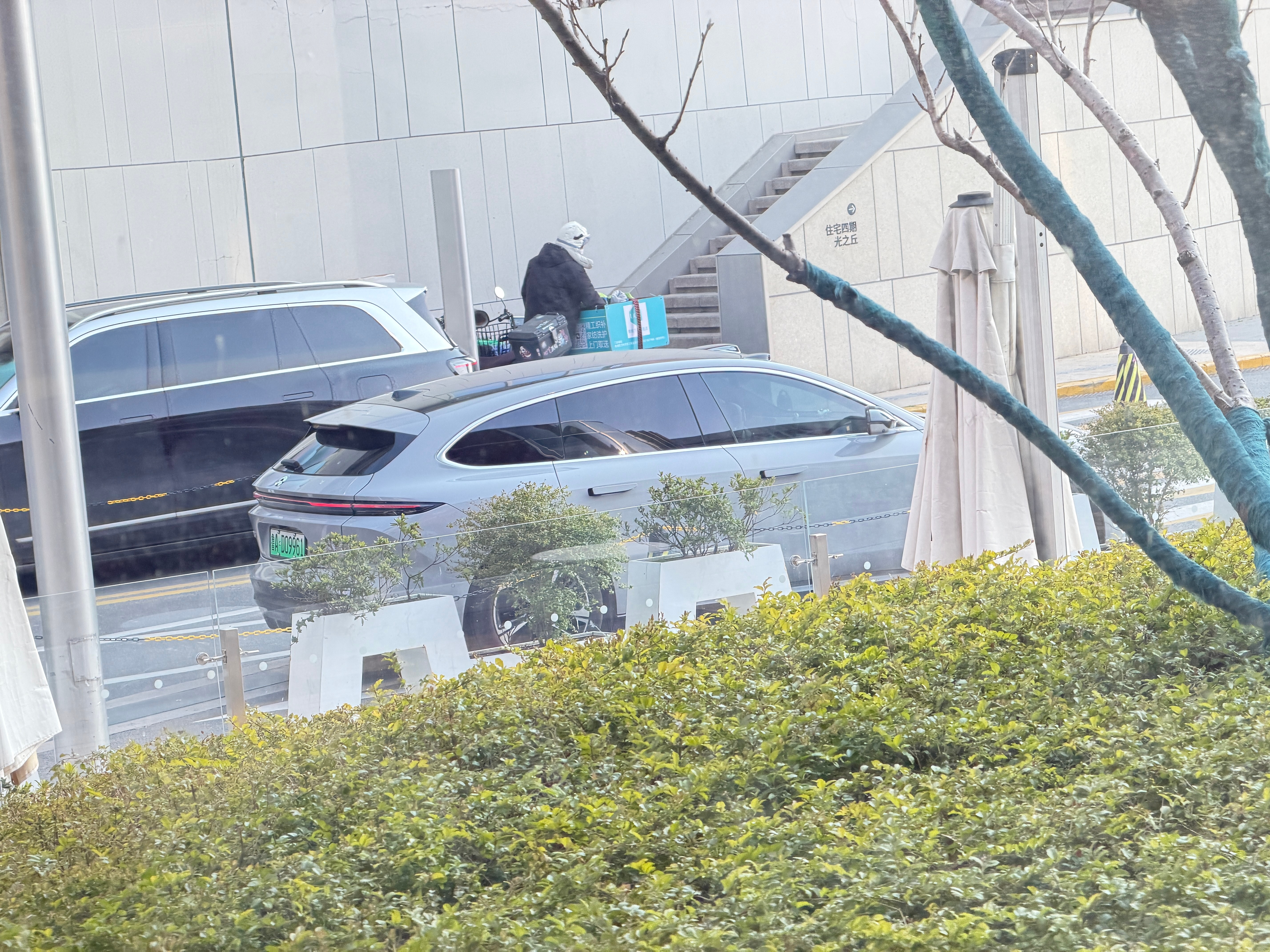 绝了！刚带孩子逛牛屋，一大哥着急忙慌的走了进来，我刚好开门走出去。他当我员工了，