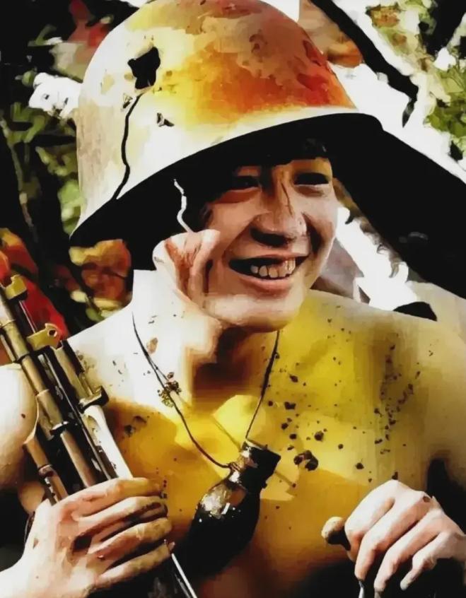 1986年，老山前线，宋学峰在生死边缘，胸前血迹斑斑、脖挂手雷、钢盔被弹片打裂。