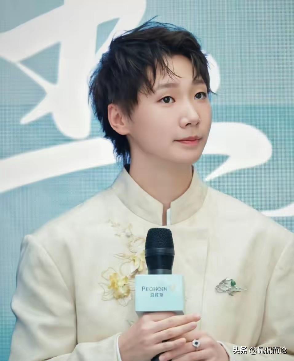 王曼昱在天津滨海新区参加活动，这也是伦敦世乒赛后首次公开线下活动，一身米白色中式