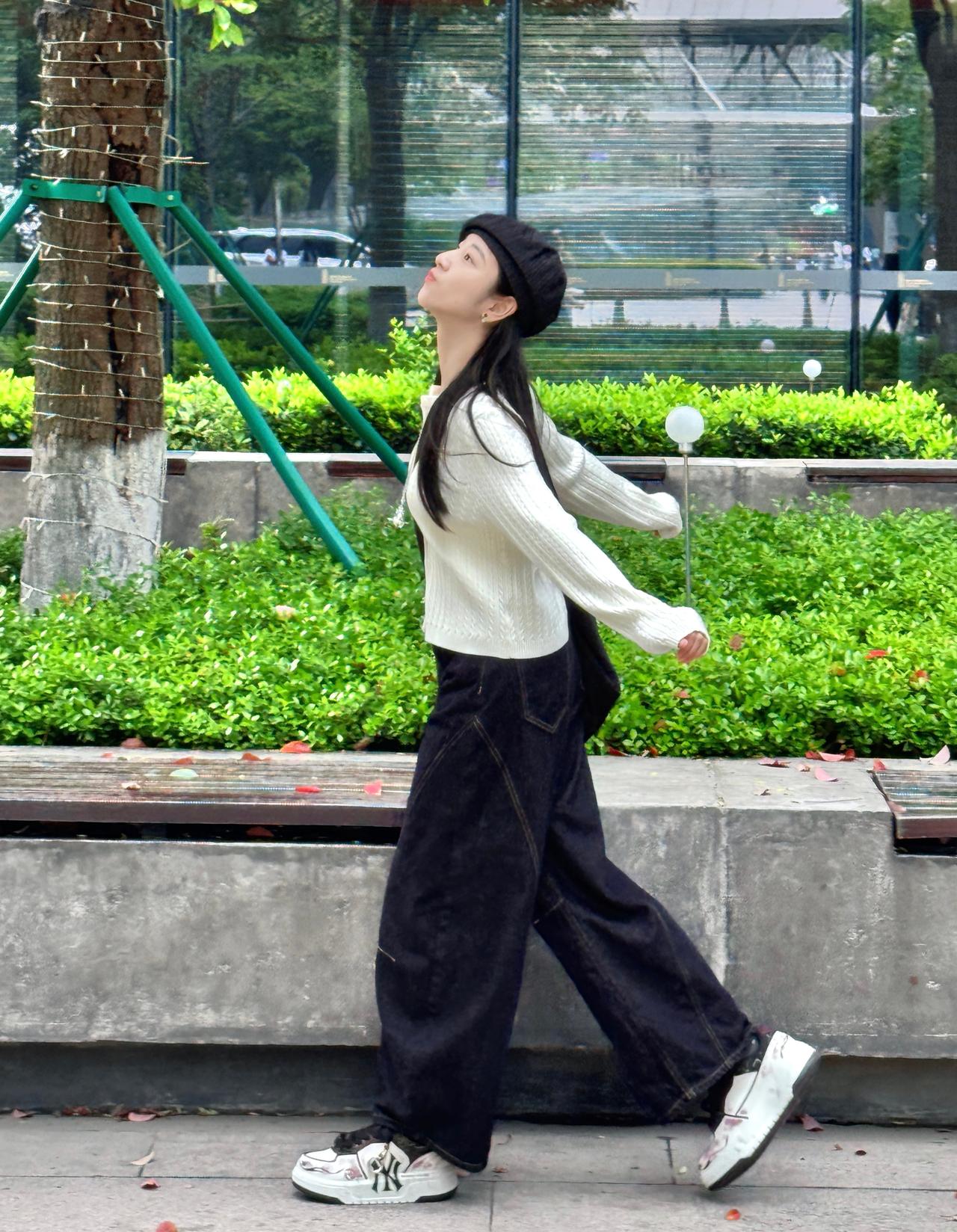 慵懒秋日午后🍃
一身松弛休闲穿搭
行走间满是随性自在
捕捉日常里的灵动与鲜活